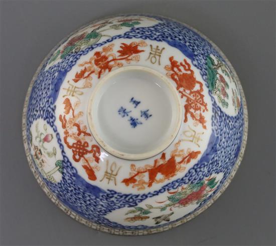 A Chinese famille rose bowl, late 19th century/early 20th century, D. 12.8cm